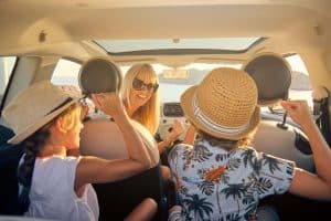Família viajando dentro de carro