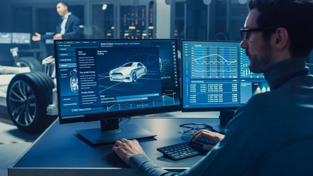 homem olha para tela de computador, observando configurações de um carro.