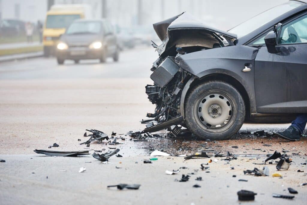 em caso de perda total paga franquia: imagem de carro acidentado na pista