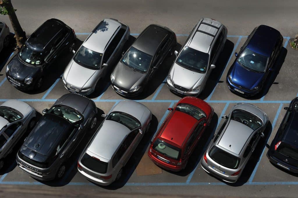 como estacionar entre dois carros