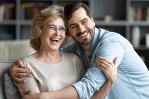 mãe e filho abraçados, sorrindo