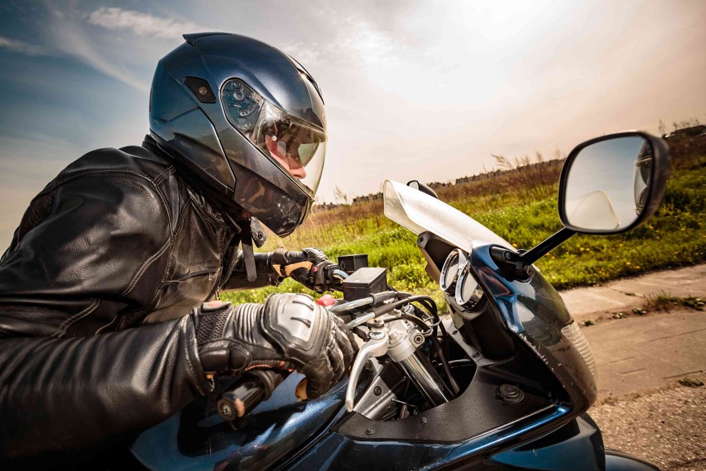 Motociclista em cima de uma moto