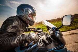 Motociclista em cima de uma moto