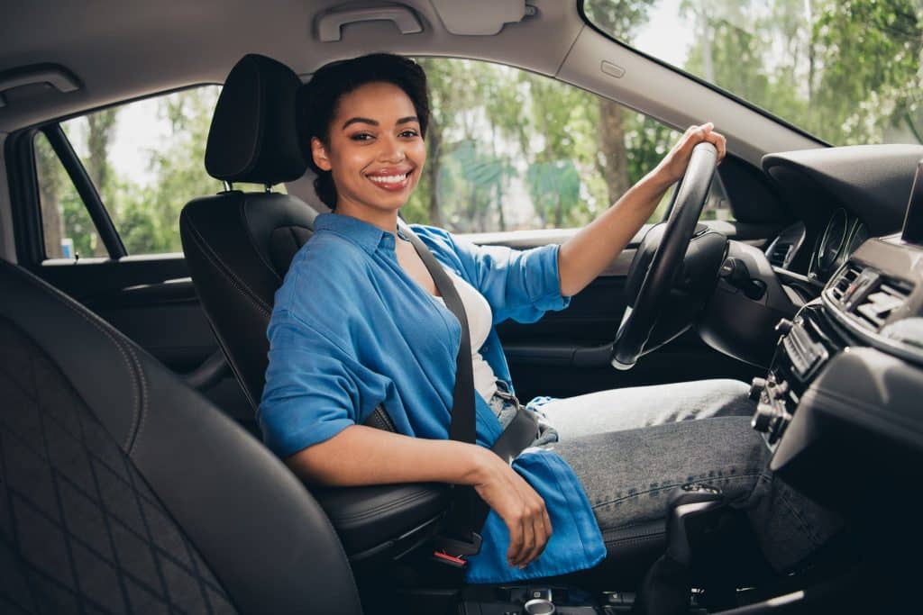 Mulher dentro de um carro