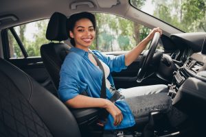 Mulher dentro de um carro