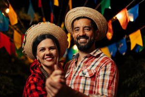 Um casal aproveitando a festa junina