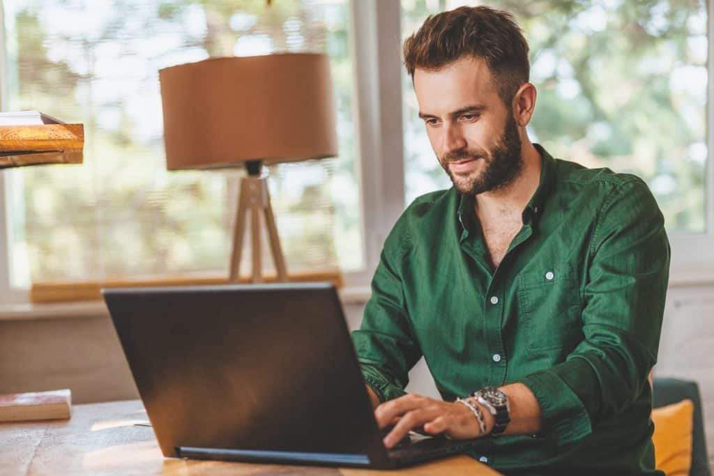 Homem utilizando um notebook