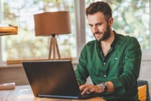Homem utilizando um notebook