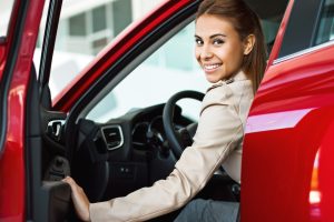 Mulher dentro de carro indo fazer seguro automoveis rj