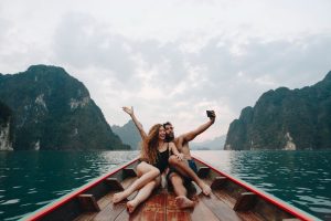 Um casal em um barco em uma viagem dia dos namorados