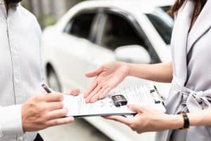 Assinatura de contrato frente ao carro