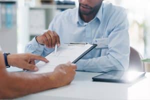 Homem mostrando ao cliente a restituição de ipva