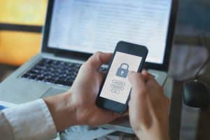 Homem utilizando celular com ícone de cadeado