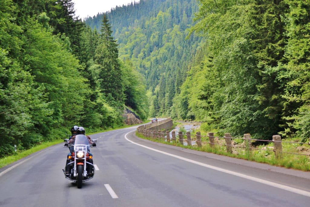 Duas pessoas viajando de moto