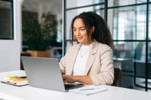 Mulher utilizando o notebook para fazer analise de perfil