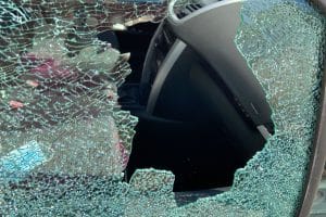 Vidro de carro quebrado