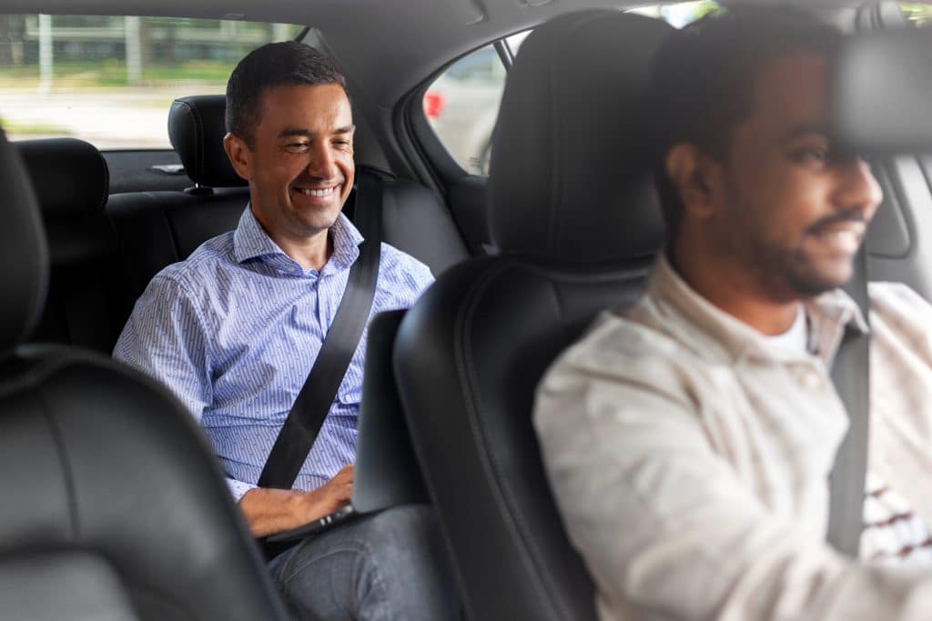 Homem no banco carona de carro