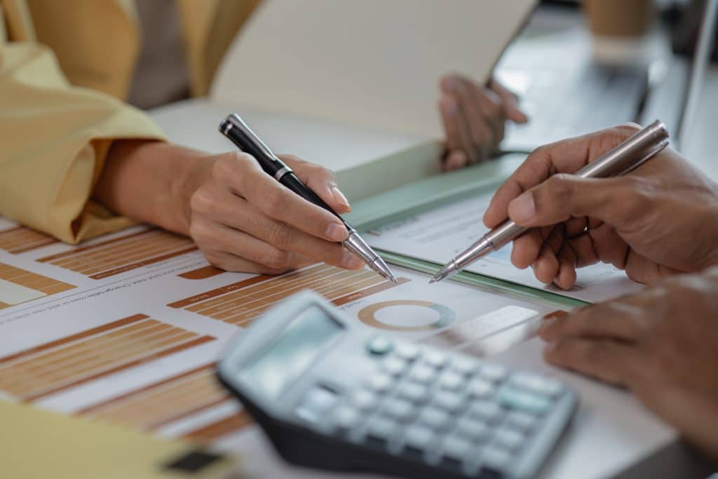 Grupo de pessoas fazendo índice de sinistralidade