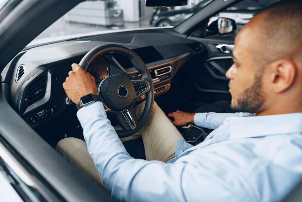 Homem dentro do carro observando HUD