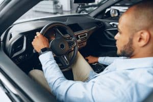 Homem dentro do carro observando HUD