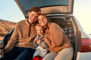 Casal com filho aproveitando a semana das crianças