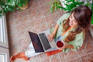 Mulher usando notebook em casa