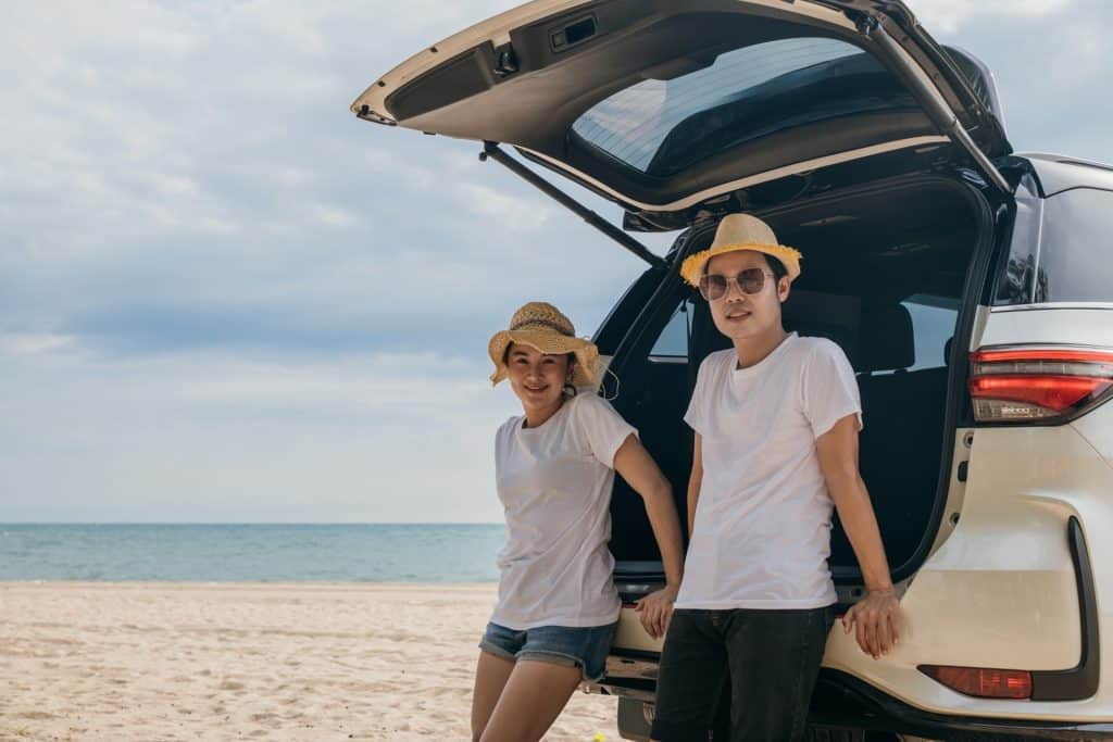 Casal em carro protegido da maresia