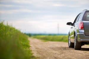 Carro em estrada de terra
