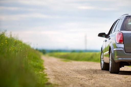 Carro em estrada de terra