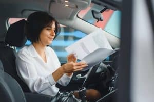 Mulher vendo licenciamento do carro