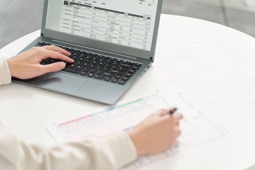 Mulher usando planilha de controle