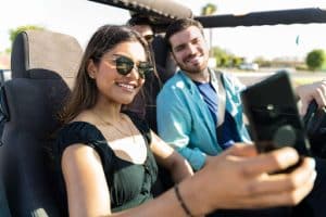 Casal fazendo primeira viagem