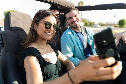 Casal fazendo primeira viagem