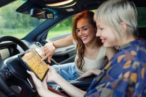 Amigas procurando rota alternativa