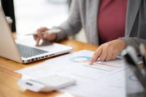 Mulher verificando score financeiro