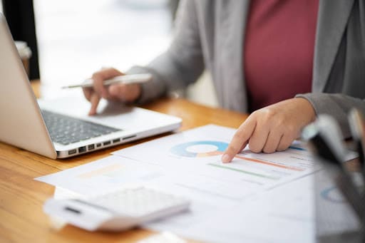 Mulher verificando score financeiro