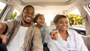 Família voltando de viagem