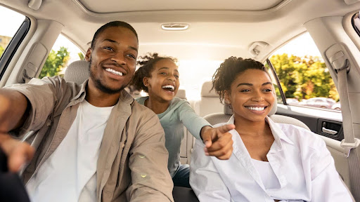 Família voltando de viagem