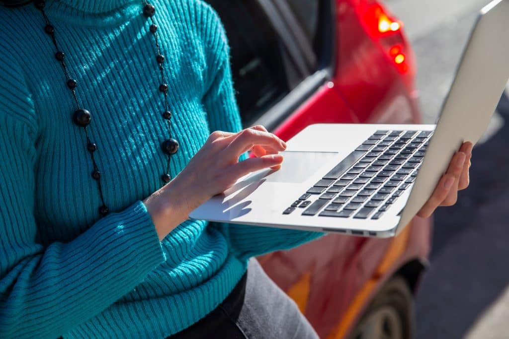 Jovem segura notebook