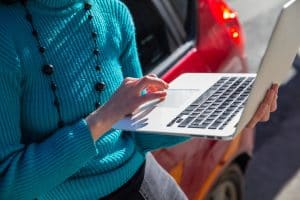 Jovem segura notebook