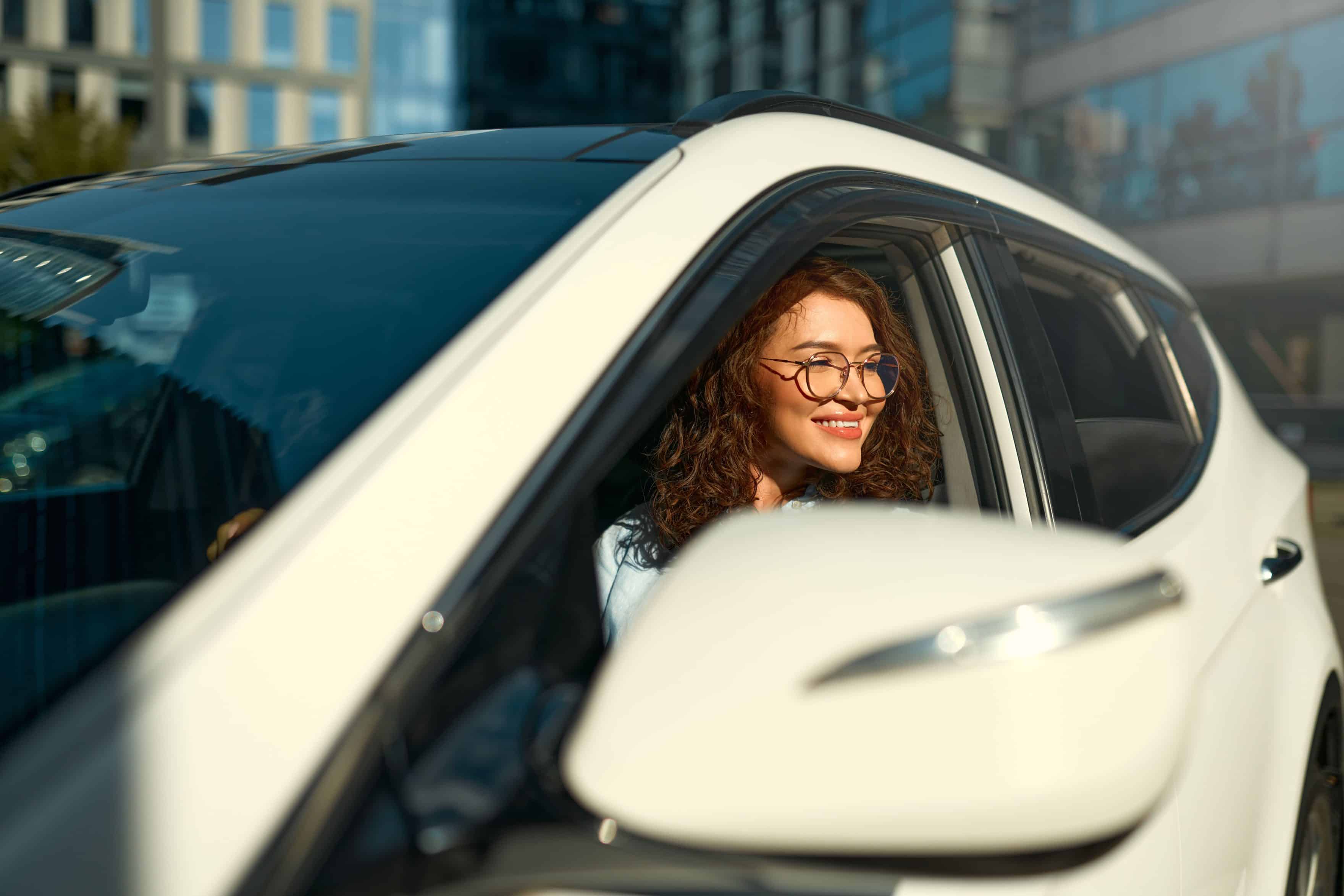Mulher dentro de carro