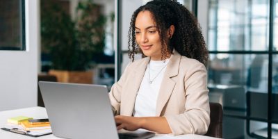 Mulher utilizando o notebook para fazer analise de perfil