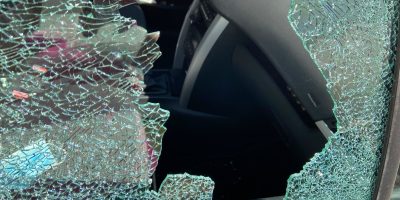 Vidro de carro quebrado