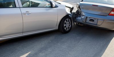 Dois carros após batida na traseira