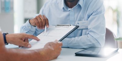 Homem mostrando ao cliente a restituição de ipva
